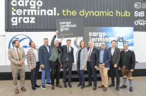 Foto von der Eröffnungsfeier "Cargo Terminal Graz"; V.l.n.r.: Reinhard Hinrichs, GF Güterterminal Werndorf Projekt GmbH Heimo Kniechtl, GF Güterterminal Werndorf Projekt GmbH Andreas Tropper, Leiter der Abteilung 16 Verkehr und Landeshochbau Franz Glanz, Geschäftsführer Cargo Center Graz Christian Wigand, Europäische Kommission Wirtschaftslandesrätin Barbara Eibinger-Miedl Verkehrsreferent Landeshauptmann-Stellvertreter Anton Lang Robert Brugger, Geschäftsführer Cargo Center Graz Verkehrsreferent Bernhard Breit Ronald Kiss, Direktor Steiermärkische Landesbahnen